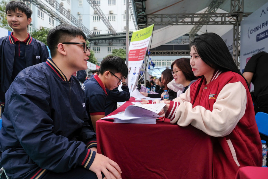 Học sinh được tư vấn, hướng nghiệp tại ngày hội.