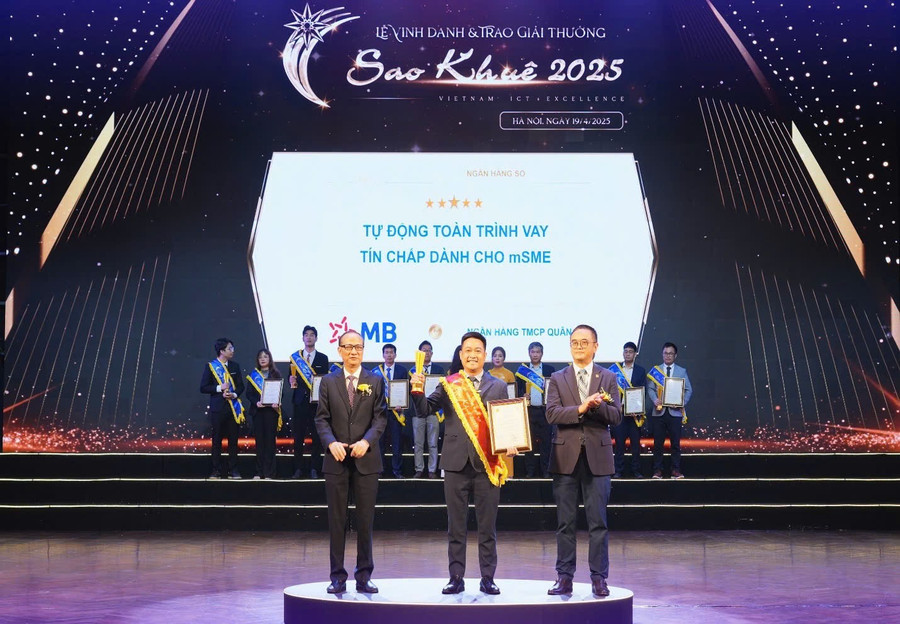 Đại diện MB nhận giải thưởng Sao Khuê cho hạng mục đạt đề cử 5 sao.