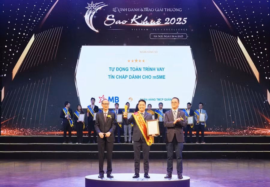 Đại diện MB nhận giải thưởng Sao Khuê cho hạng mục đạt đề cử 5 sao.