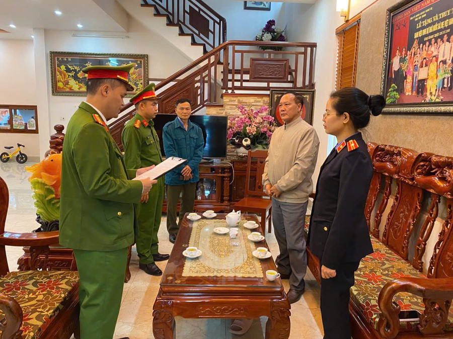 Cơ quan điều tra đọc lệnh bắt bị can để tạm giam (Ảnh CABN).