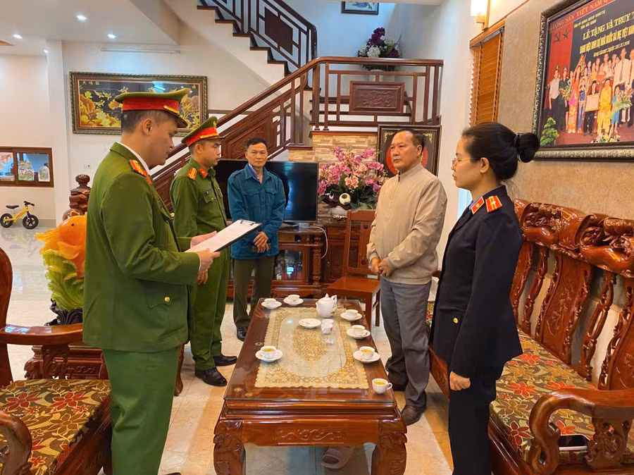 Cơ quan điều tra đọc lệnh bắt bị can để tạm giam (Ảnh CABN).