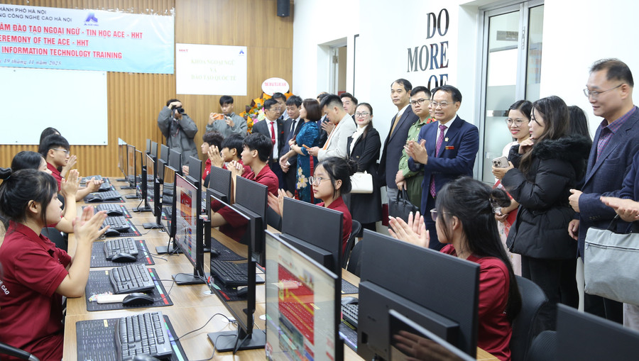 Đại biểu cắt băng khánh thành Trung tâm đào tạo ngoại ngữ, tin học HHT - ACE.
