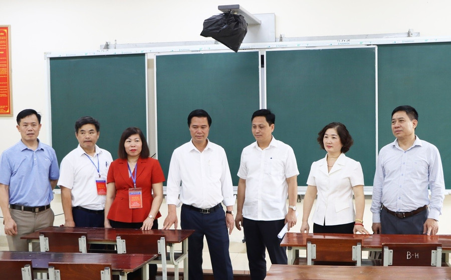 Phó Chủ tịch UBND tỉnh Bắc Ninh Lê Xuân Lợi kiểm tra phòng thi tại Trường THPT Hàn Thuyên. 8img-0328.jpg