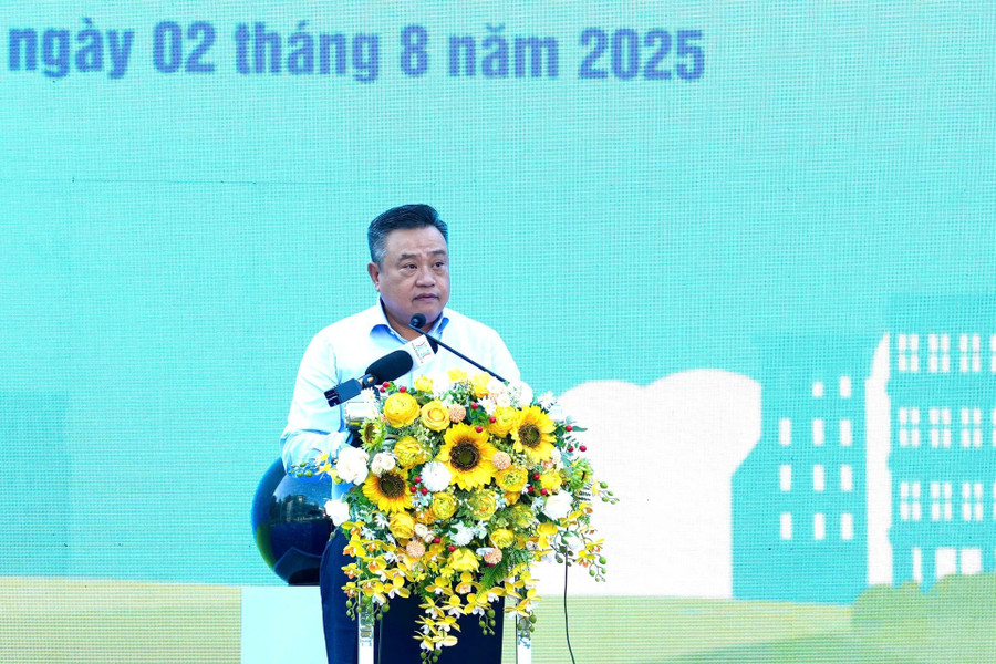 Chủ tịch UBND TP Hà Nội Trần Sỹ Thanh phát động lễ ra quân tổng vệ sinh môi trường. (Ảnh: HS) 1-tp.jpg