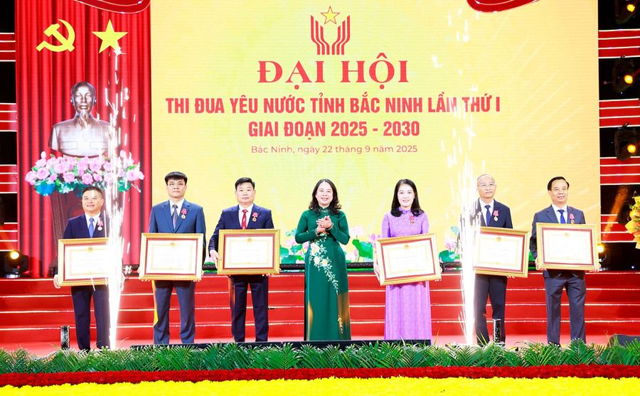 Thừa ủy quyền, Phó Chủ tịch nước Võ Thị Ánh Xuân trao Huân chương Lao động cho các cá nhân.