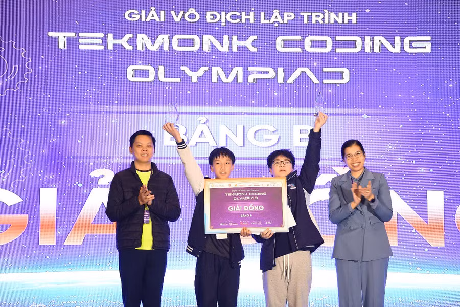 Nguyễn Thanh Bình - lớp 7A4 - nhận giải Đồng tại lễ trao giải.