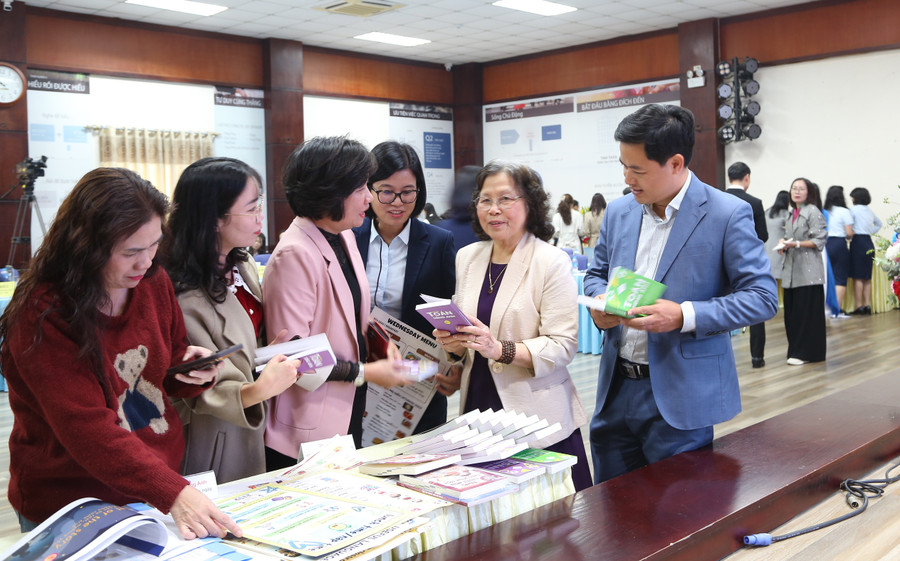 Đại biểu tham quan các mô hình dạy và học tiếng Anh tại diễn đàn.