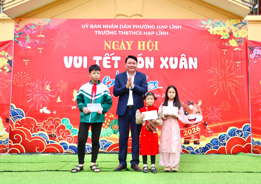 Ông Nguyễn Văn Hùng, Bí thư Đảng ủy phường Hạp Lĩnh động viên các em học sinh.