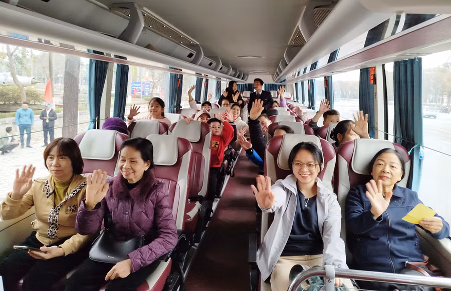 Nhân dân và du khách hào hứng tham gia tour du lịch trải nghiệm.