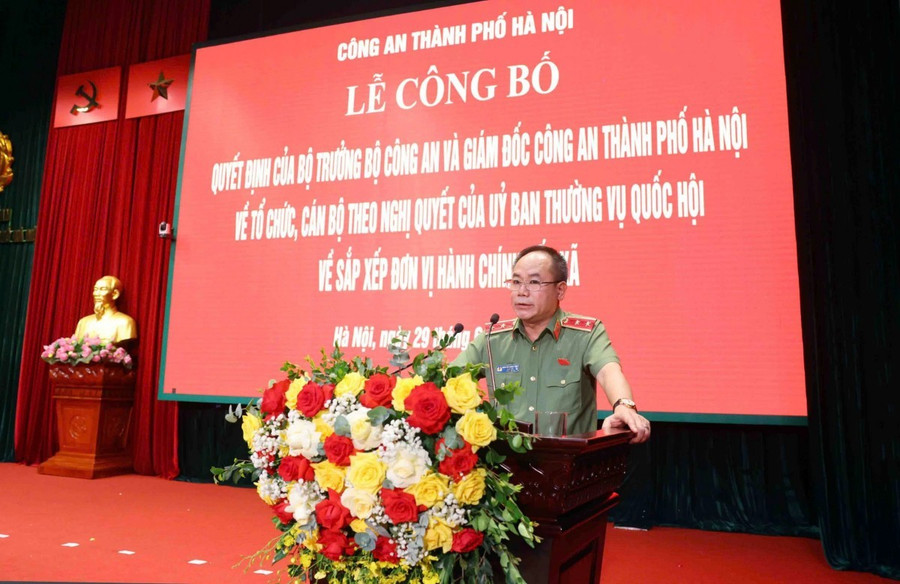 Trung tướng Nguyễn Thanh Tùng phát biểu tại buổi lễ. ha-noi-ra-mat-luc-luong-cong-an-126-xa-phuong-moi-tinh-gon-hieu-qua-gan-dan-20250629123050.jpg