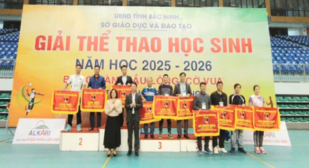 Ban Tổ chức trao cờ giải cho 10 đơn vị đạt thành tích cao môn Bóng bàn.