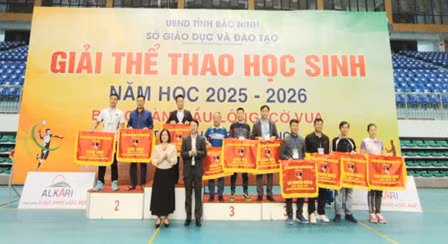 Ban Tổ chức trao cờ giải cho 10 đơn vị đạt thành tích cao môn Bóng bàn.