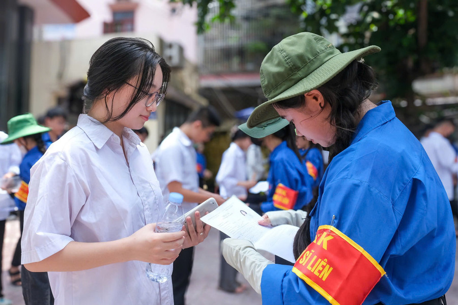 Thanh niên tình nguyện hỗ trợ thí sinh kiểm tra lại thông tin, khu vực phòng thi. c-5.jpg