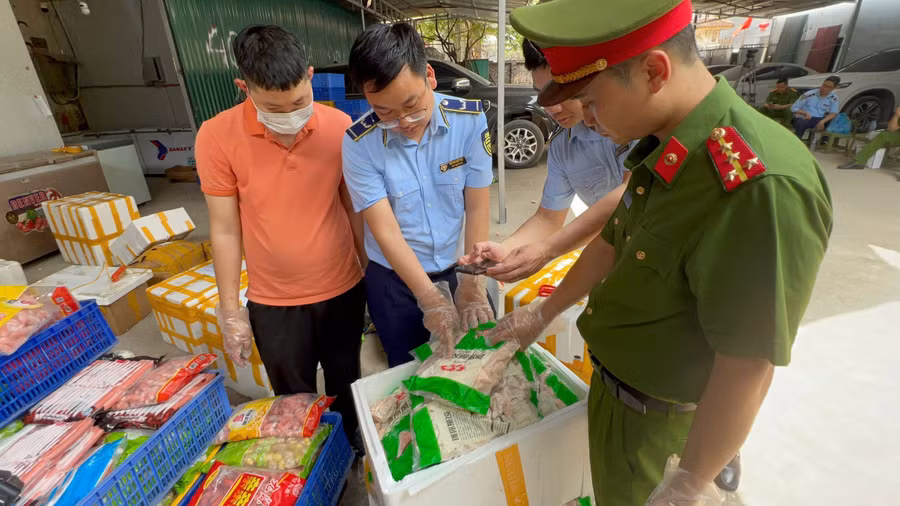 Lực lượng chức năng đã tiến hành tạm giữ toàn bộ số thực phẩm vi phạm.