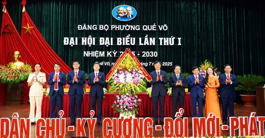Ông Nguyễn Duy Ngọc tặng hoa chúc mừng Đại hội. 