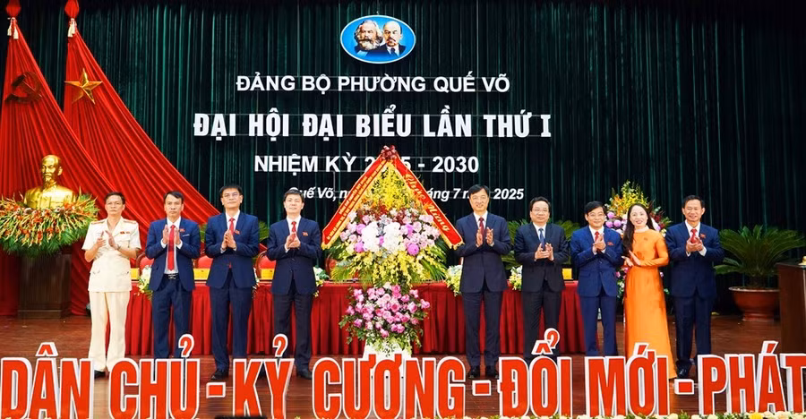 Ông Nguyễn Duy Ngọc tặng hoa chúc mừng Đại hội. 