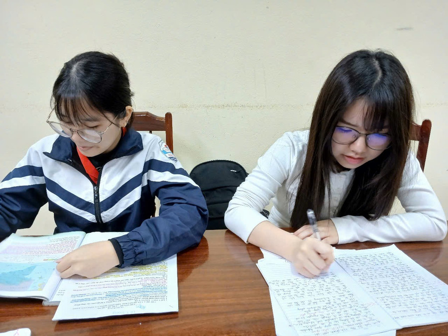 Học sinh Lê Thu Trang và Phùng Mai Anh.
