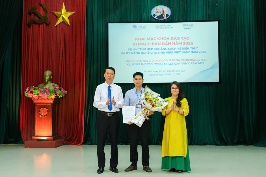 Tiến sĩ Vũ Quang Khuê - Hiệu trưởng Trường Cao đẳng Công nghiệp Bắc Ninh và đại diện tổ chức Kenan trao Quyết định Khóa đào tạo vi mạch bán dẫn.