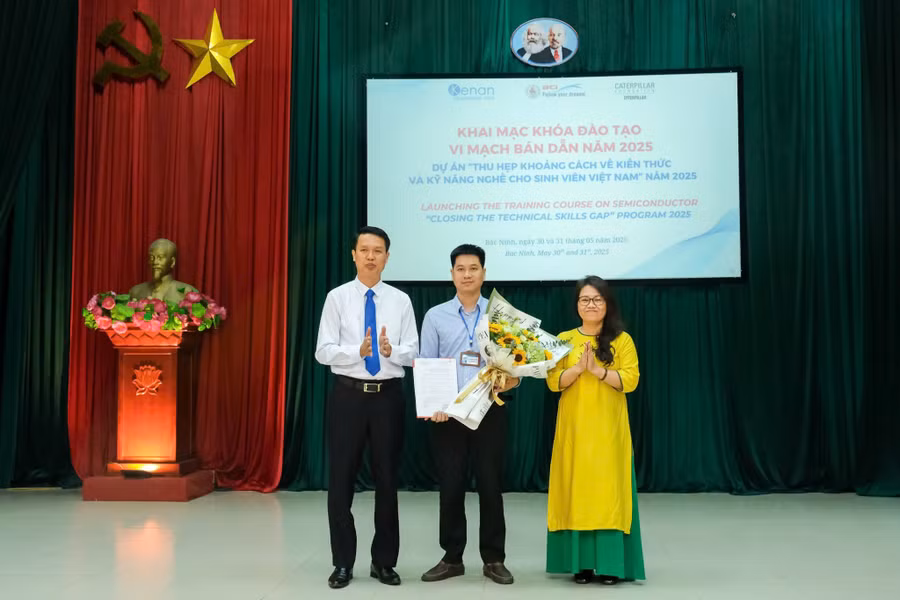 Tiến sĩ Vũ Quang Khuê - Hiệu trưởng Trường Cao đẳng Công nghiệp Bắc Ninh và đại diện tổ chức Kenan trao Quyết định Khóa đào tạo vi mạch bán dẫn.