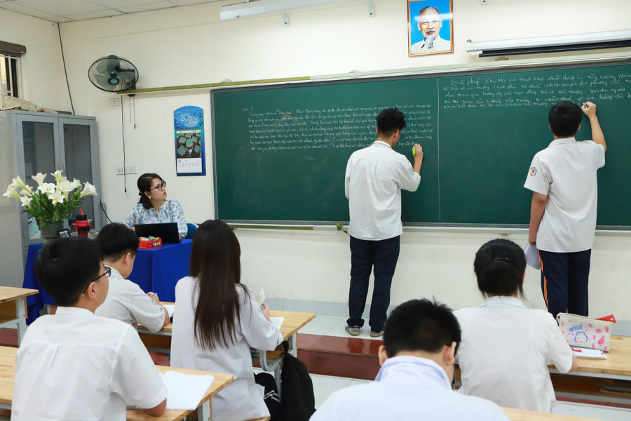 Trường THCS Thành Công tận dụng "thời gian vàng" để hỗ trợ học sinh chuẩn bị thi vào lớp 10. z6660262414493-442e72fd63d4b2f03ee25b1223739f6f.jpg