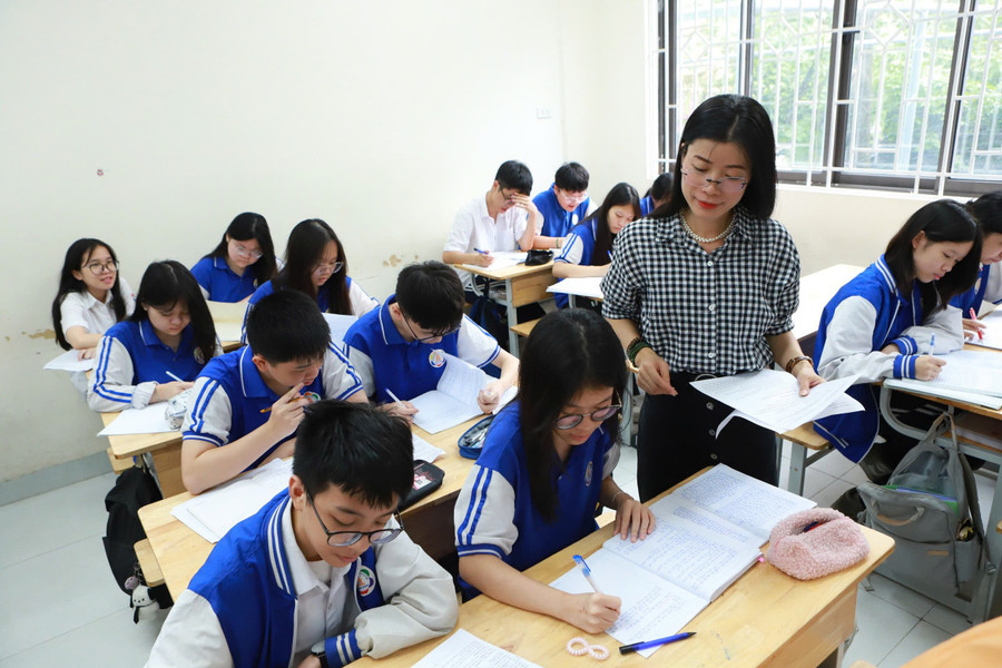 Học sinh lớp 9 Trường THCS Thành Công miệt mài ôn tập những ngày học cuối cùng. z6660263229703-69f2ede74a2375d177ef3eff1be2ce70.jpg