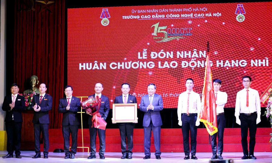 Trường Cao đẳng Công nghệ cao Hà Nội đón nhận Huân chương Lao động hạng Nhì dịp kỷ niệm 15 năm thành lập trường. anh-3.jpg