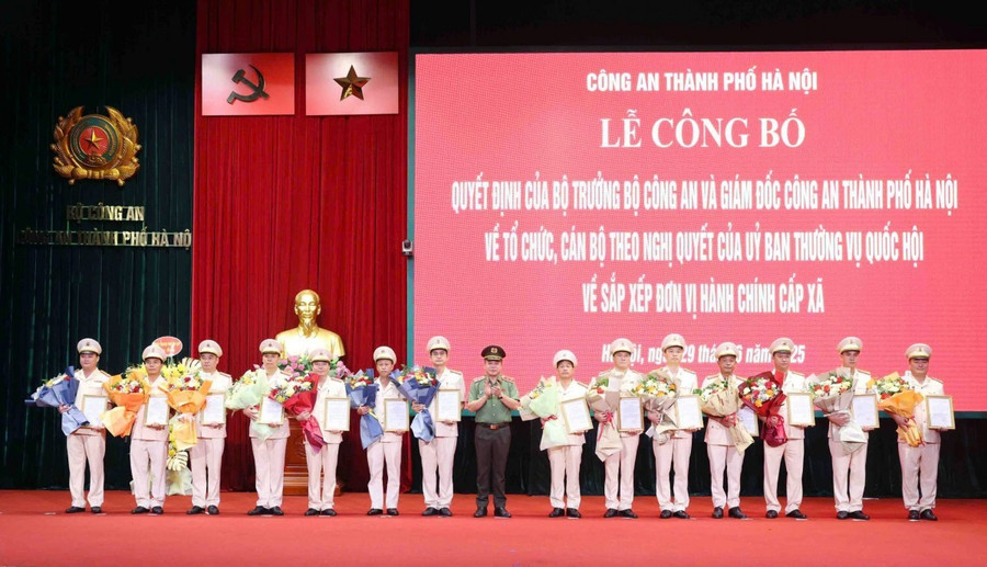 Lãnh đạo Công an TP Hà Nội tặng hoa, chúc mừng các đơn vị công an cấp xã.