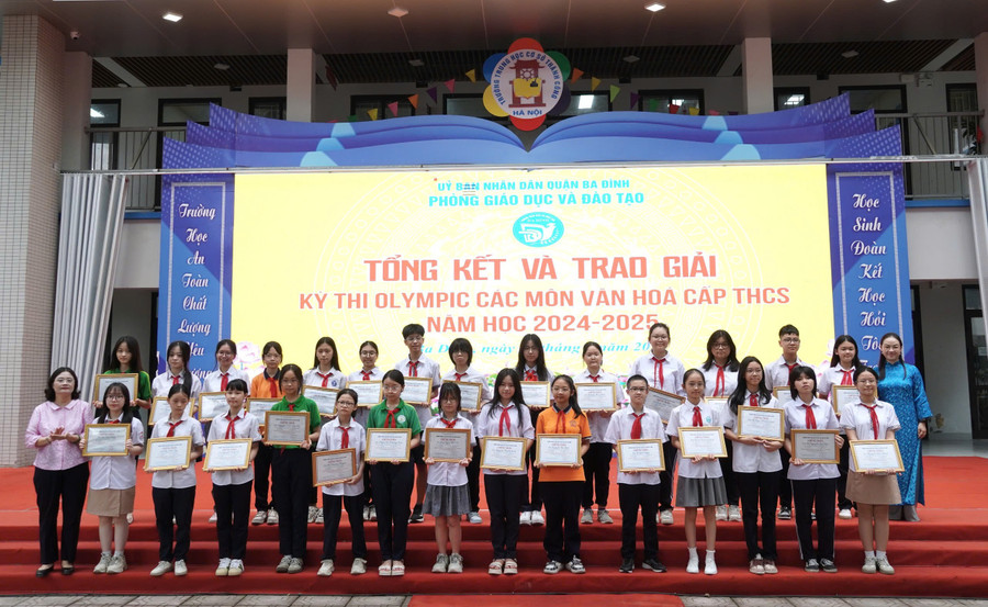 Cô Tô Thị Hải Yến - Hiệu trưởng Trường THCS Giảng Võ (bên trái ngoài cùng) và đại biểu trao giải Nhất cho các em học sinh. 07.jpg