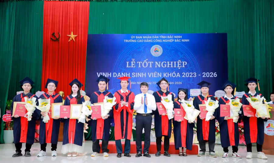 Ông Đoàn Xuân Thanh và TS Vũ Quang Khuê trao bằng tốt nghiệp, chúc mừng các thủ khoa. a-2.jpg