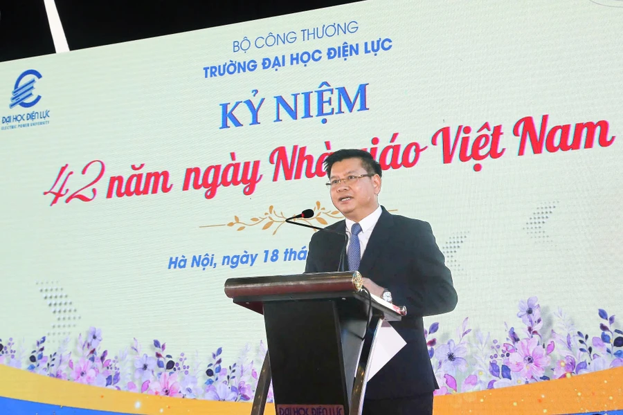 PGS.TS Đinh Văn Châu - Hiệu trưởng Trường Đại học Điện lực gửi lời chúc mừng đến thầy cô giáo, viên chức, người lao động nhân dịp kỷ niệm 42 năm Ngày Nhà giáo Việt Nam.