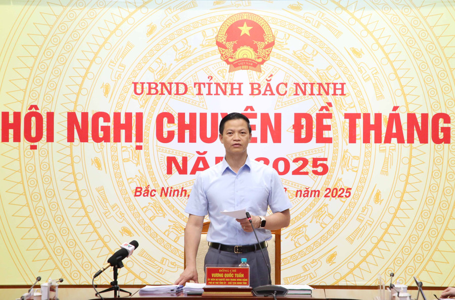 Chủ tịch UBND tỉnh Bắc Ninh Vương Quốc Tuấn phát biểu chỉ đạo tại phiên họp. bn-1.jpg