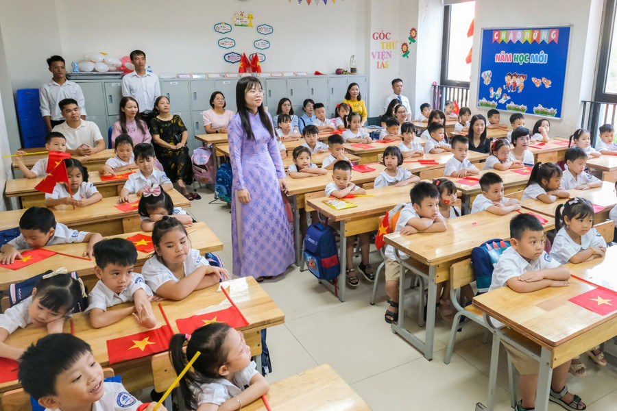 Cô trò lớp 1A6 trong buổi lễ khai giảng năm học mới. dn11.jpg