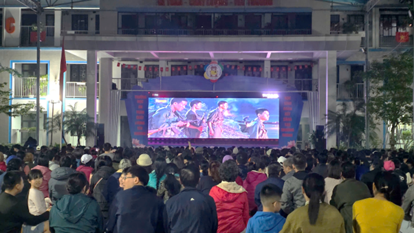 Trình chiếu phim tại Trường THCS Thành Công.