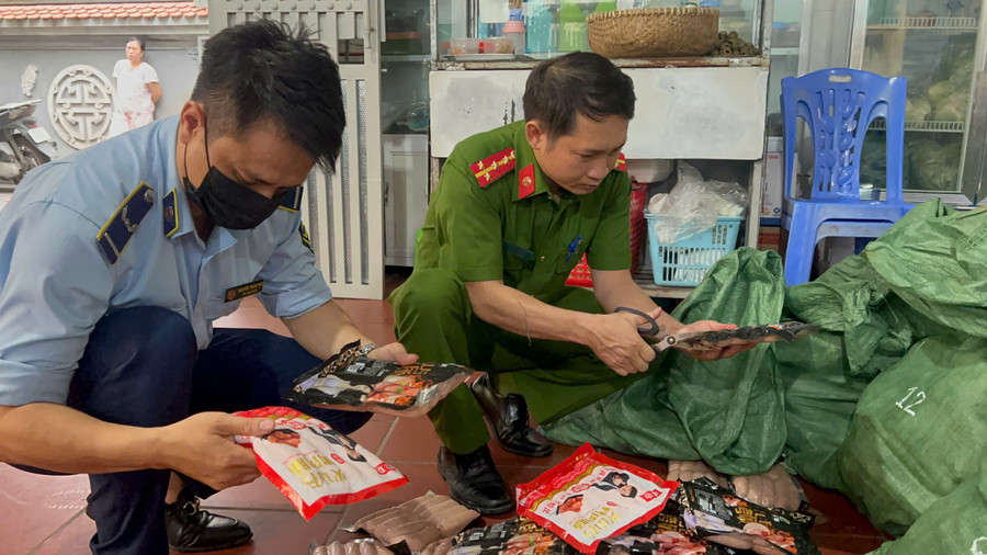 Lực lượng chức năng kiểm tra hàng hóa. Ảnh: TG