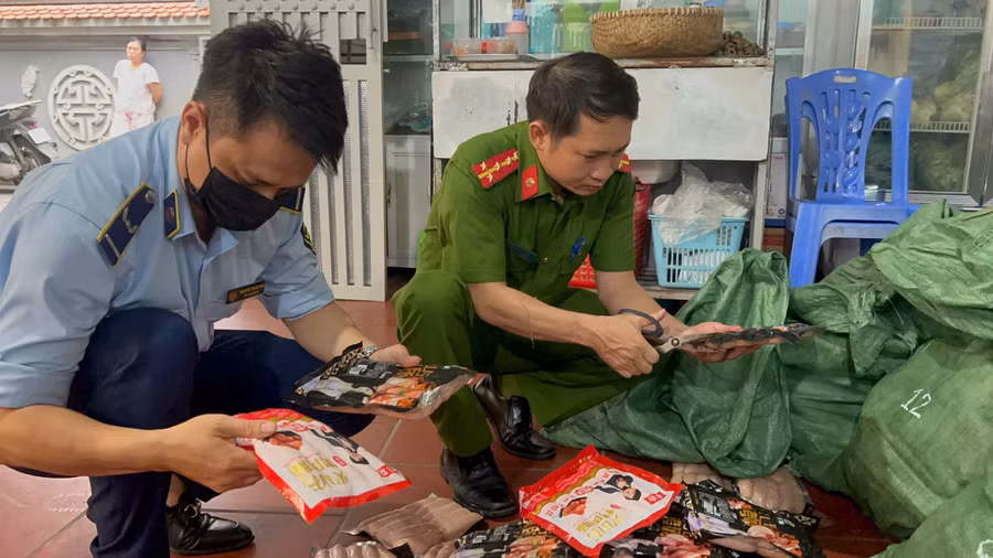 Lực lượng chức năng kiểm tra hàng hóa. Ảnh: TG