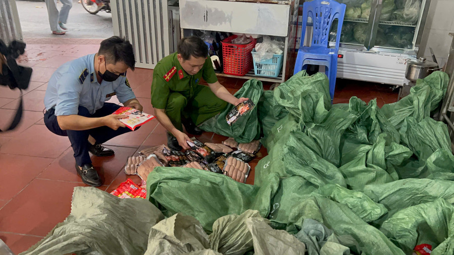 Cơ quan chức năng thu giữ 9.400 sản phẩm xúc xích lạp xưởng. z6994159102137-1f9443275158d03fa4edfba467ec860e.jpg