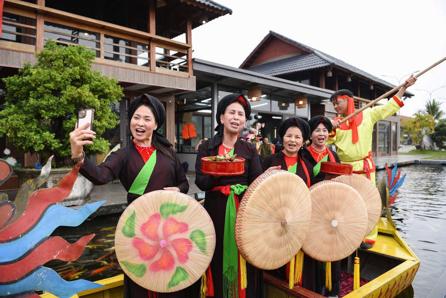 Du khách hoà mình vào những làn điệu dân ca quan họ mượt mà, đằm thắm. z7564124104809-d515b5e8153f10c2a1cf5912a74ffe27.jpg
