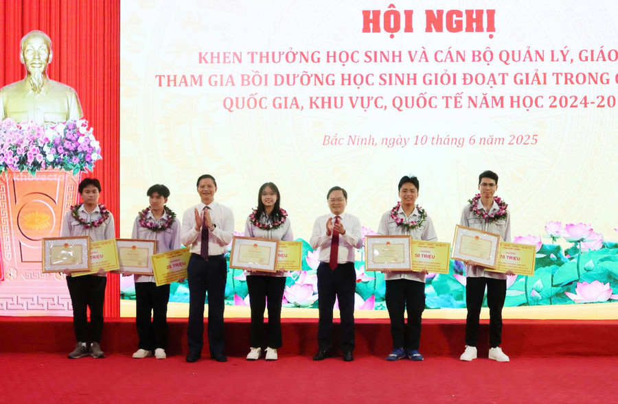 Ông Nguyễn Anh Tuấn Bí thư Tỉnh ủy Bắc Ninh (thứ 3 từ phải sang) và ông Vương Quốc Tuấn, Chủ tịch UBND tỉnh Bắc Ninh trao khen thưởng cho học sinh. b-7.jpg