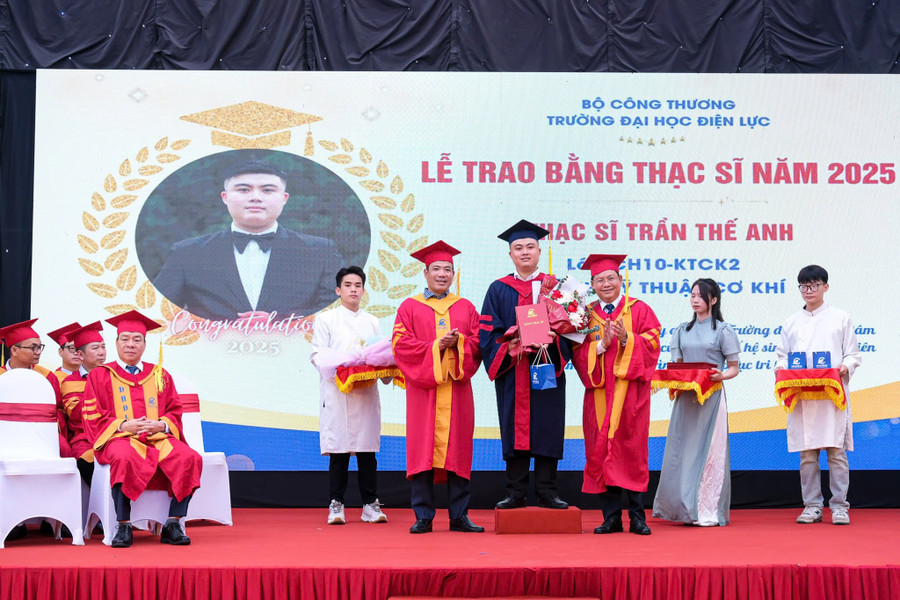 PGS.TS Đinh Văn Châu - Hiệu trưởng Trường Đại học Điện lực (bên phải ngoài cùng) chúc mừng tân thạc sĩ. dl-9.jpg
