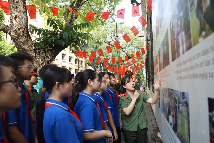 Học sinh thăm quan triển lãm lưu động của Công an Thủ đô.