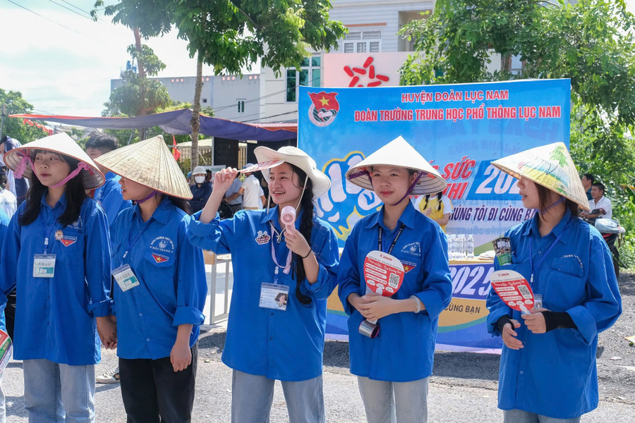 Thanh niên tình nguyện có mặt sớm tại điểm thi hỗ trợ thí sinh. c-1.jpg