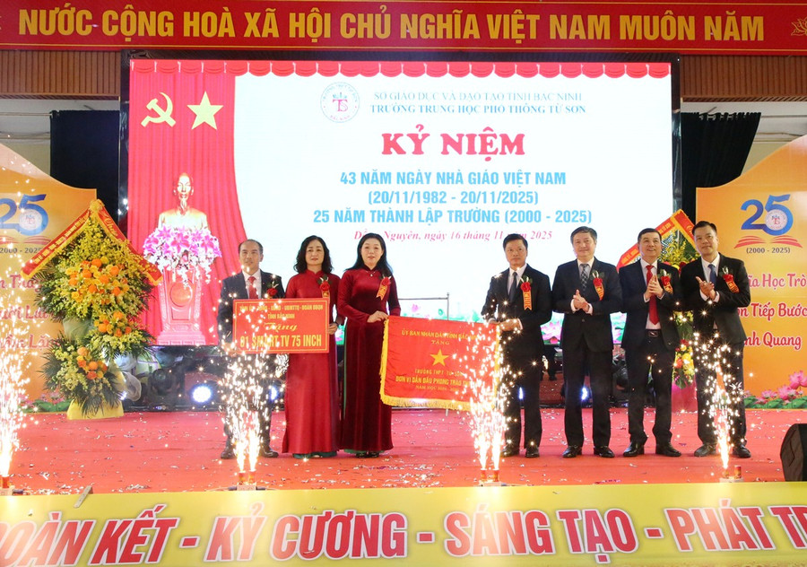 Phó Chủ tịch UBND tỉnh Bắc Ninh - Đào Quang Khải trao Cờ thi đua của UBND tỉnh cho Trường THPT Từ Sơn.