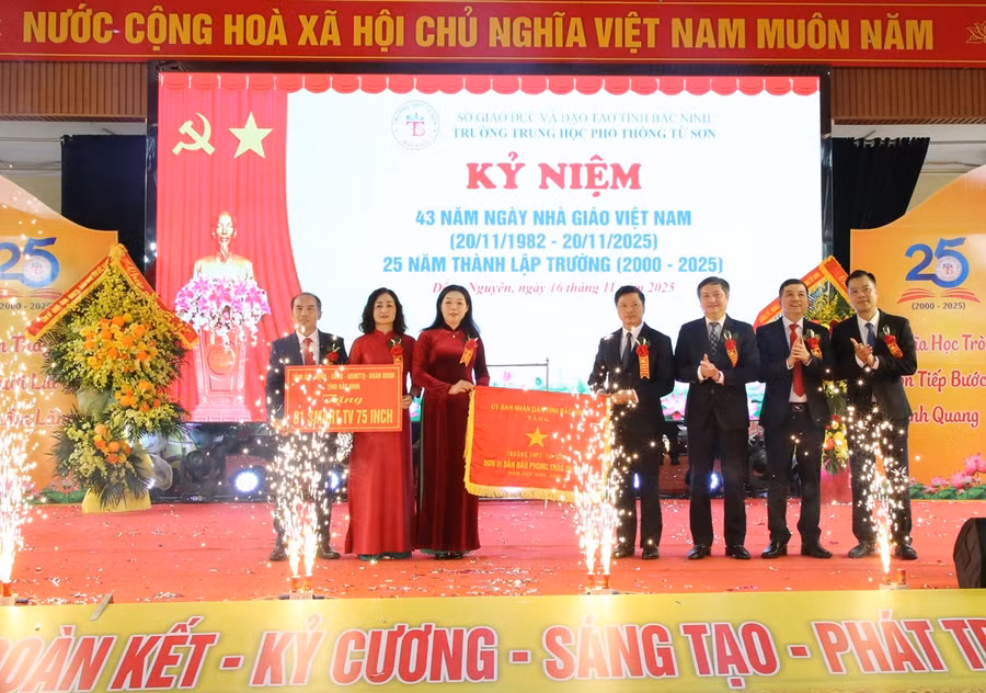 Phó Chủ tịch UBND tỉnh Bắc Ninh - Đào Quang Khải trao Cờ thi đua của UBND tỉnh cho Trường THPT Từ Sơn.