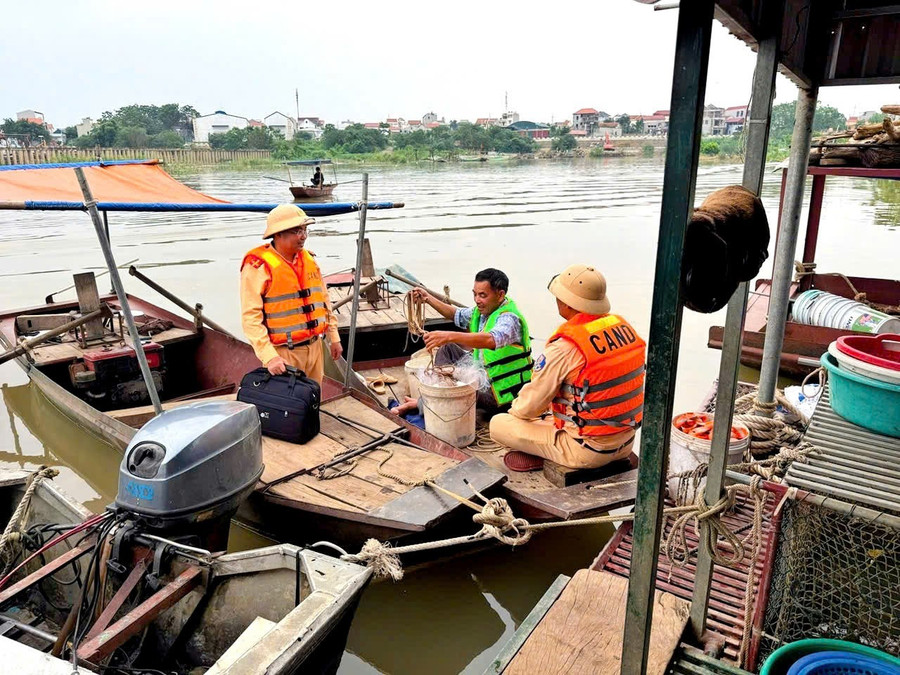 Cảnh sát tuyên truyền vận động ngư dân phòng chống bão.