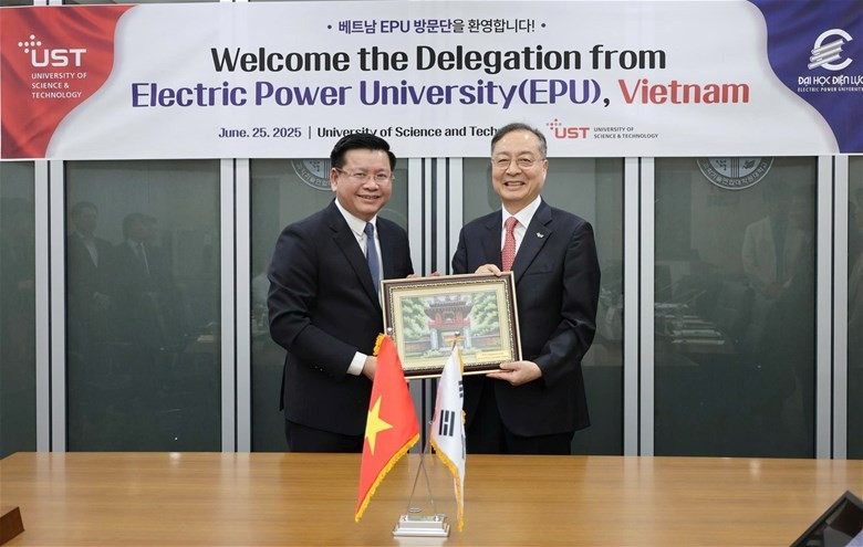 PGS.TS Đinh Văn Châu tặng quà lưu niệm cho Giáo sư Dae-Im Kang – Hiệu trưởng Đại học Khoa học và Công nghệ Hàn Quốc.