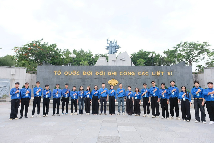 Sinh viên Trường Đại học Điện lực tưởng niệm, tri ân tại Nghĩa trang Liệt sĩ quốc gia Đường 9 (Ảnh Châu Linh). c6.jpg
