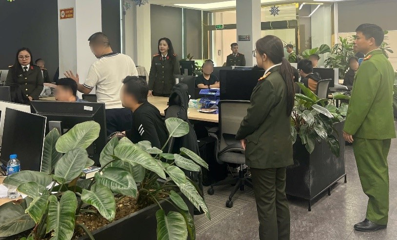 Công an khám xét địa điểm làm việc của nhóm người lừa đảo.