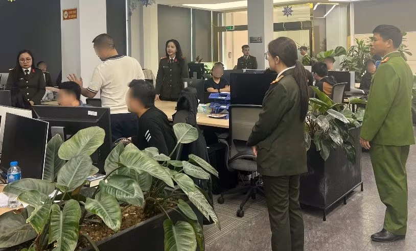 Công an khám xét địa điểm làm việc của nhóm người lừa đảo.