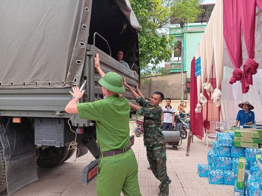 Công an xã Trung Giã phối hợp các lực lượng chức năng hỗ trợ người dân di chuyển, sắp xếp lại đồ đạc, giúp các hộ dân trở về nhà an toàn sau mưa lũ. picture1.jpg