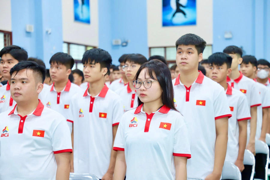 Sinh viên Trường Cao đẳng Công nghiệp Bắc Ninh trang nghiêm trước lễ chào cờ và dự khai giảng trực tuyến do Bộ GD&ĐT tổ chức. cn7.jpg